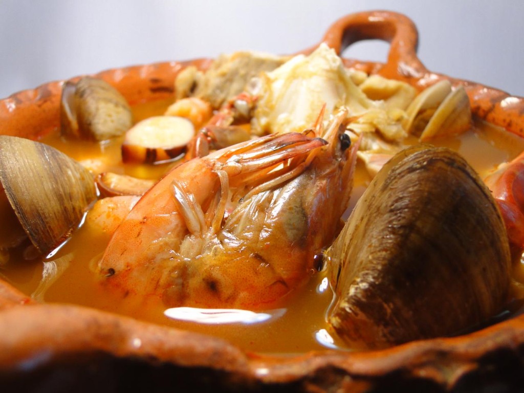 Caldo de mariscos en cazuela tradicional
